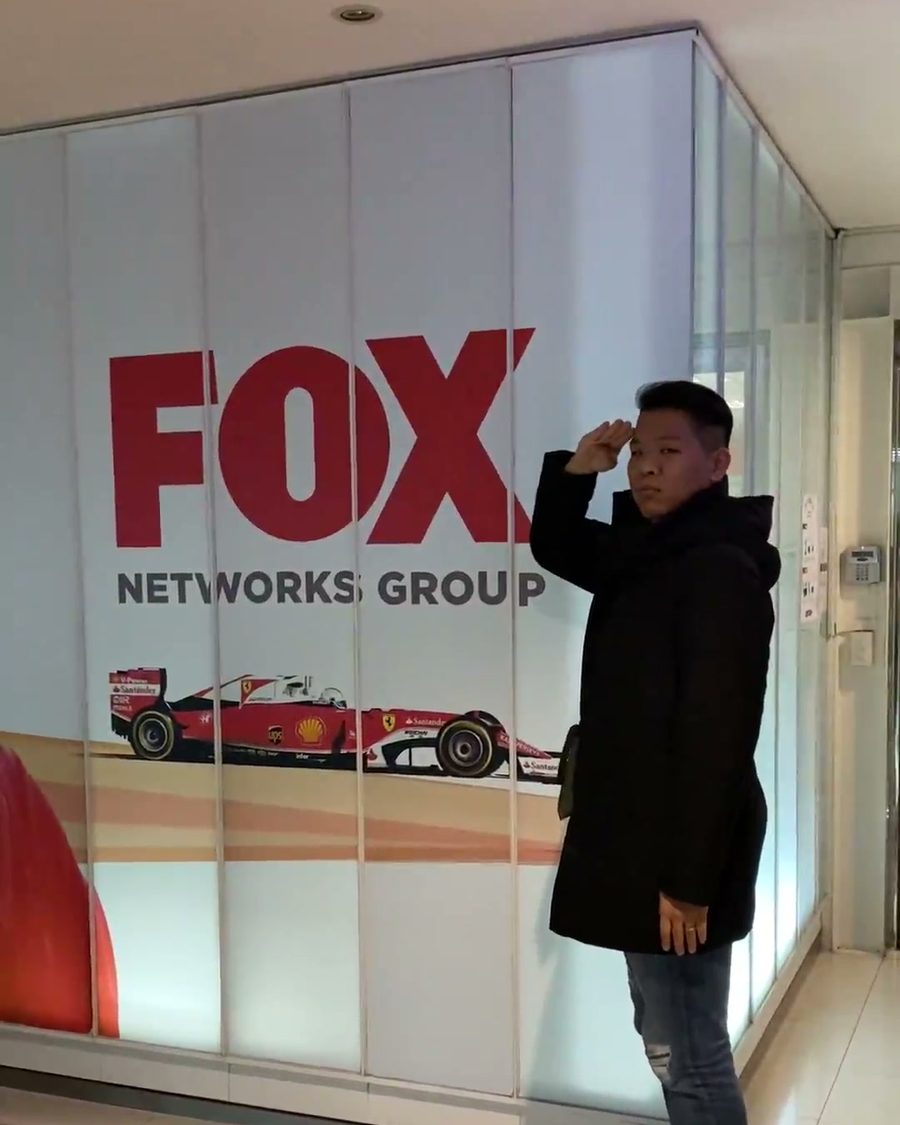 2020 年 FOX 體育台關台最後一天，王上柏向招牌敬禮