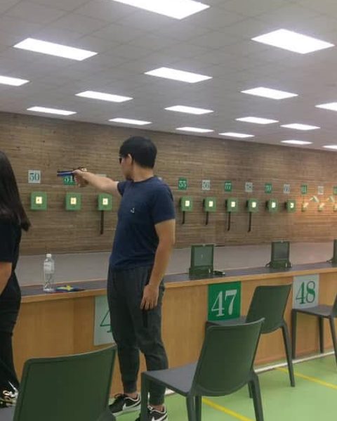 王上柏在射擊場練十米氣手槍